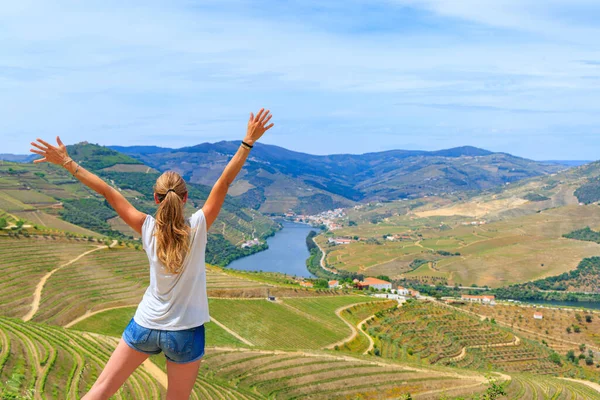 Жінка Піднятими Руками Дивиться Долину Дуро Португалія — стокове фото