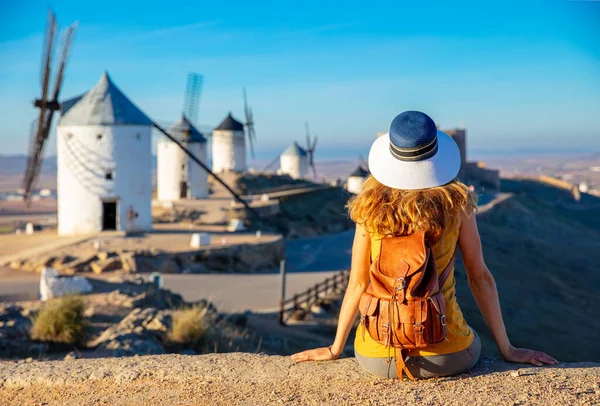 コンスエグラの女性観光客 スペインの伝統的な風車 — ストック写真
