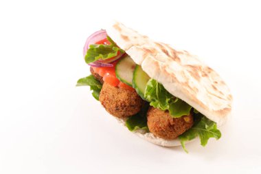 Kızarmış falafel ve sebzeli kebap sandviçi beyaz arka planda izole edilmiş.