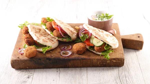 Kebab Szendvics Sült Falafellel Zöldséggel Szósszal — Stock Fotó