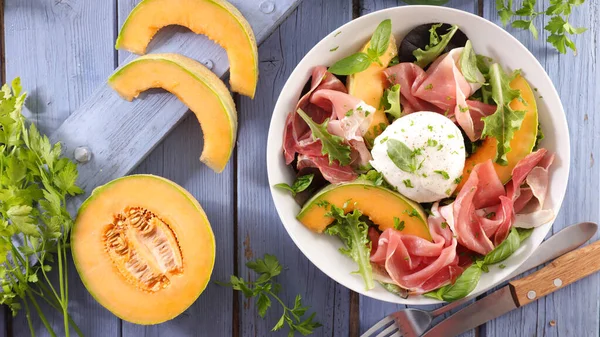 Cantaloupe Salade Met Mozzarella Prosciutto Ham — Stockfoto