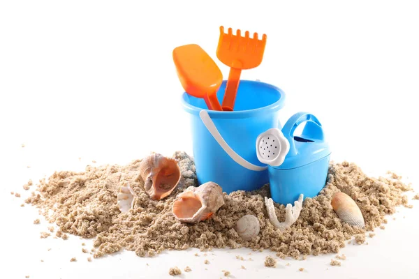 Balde Brinquedo Com Areia Conchas Isoladas Fundo Branco — Fotografia de Stock