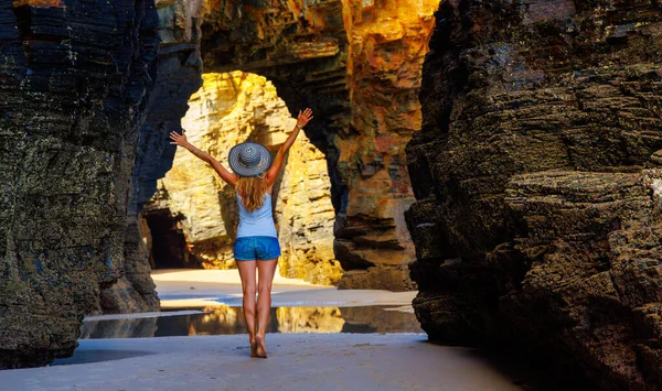 Glückliche Touristin Besucht Berühmte Natürliche Felsbögen Kathedralenstrand Spanien Galizien — Stockfoto