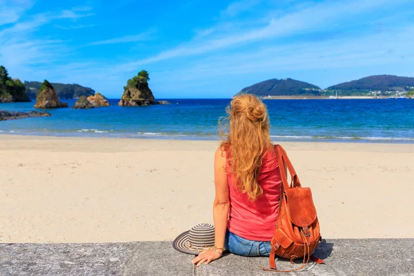 Mulher Olhando Para Oceano Atlântico Formação Rocha Viajar Espanha Galiza — Fotografia de Stock