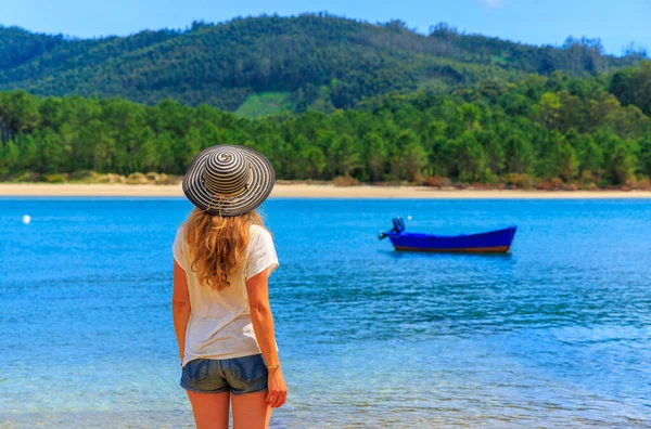 Женщина Смотрит Рыбацкую Лодку Океане Travel Vacation Summer Holiday Concept — стоковое фото