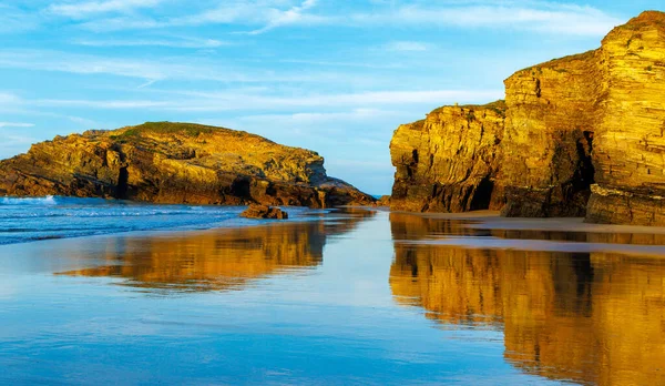 美しいビーチと日没で大西洋の反射と岩の形成 スペイン ガリシア — ストック写真