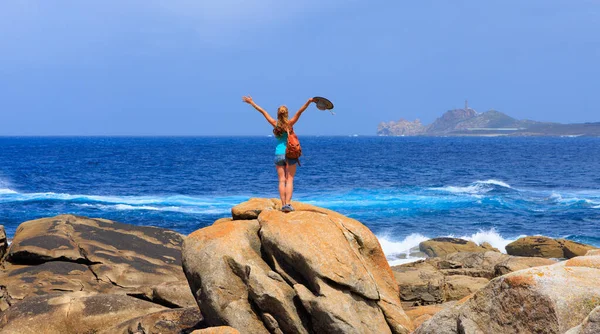 Mujer Con Los Brazos Levantados Sobre Roca Disfrutando Del Océano —  Fotos de Stock