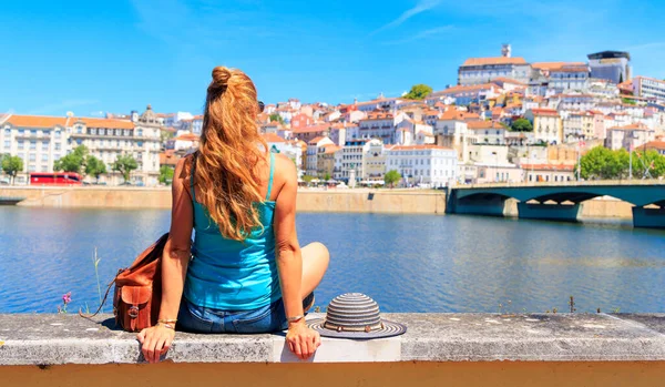 Mulher Turista Desfrutando Vista Cidade Velha Cidade Coimbra Portugal — Fotografia de Stock