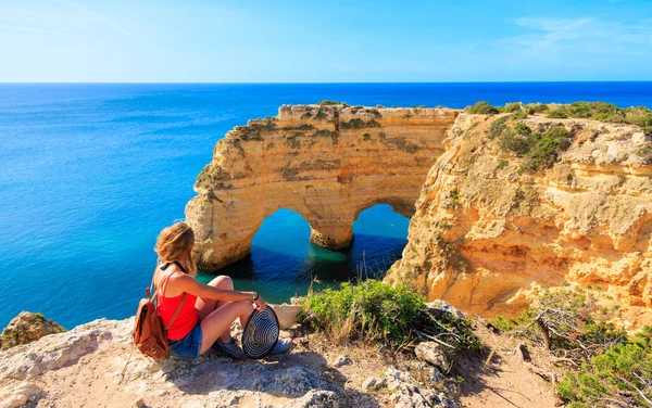 大西洋で美しい洞窟やハート形の岩の形成を楽しむ女性観光客 ポルトガルのアルガルヴェ海岸 — ストック写真