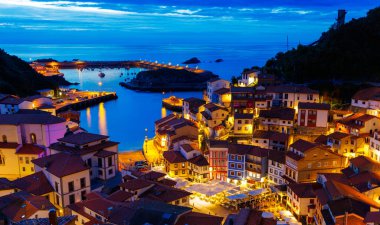 Geceleri Cudillero balıkçı köyü - Asturias, İspanya