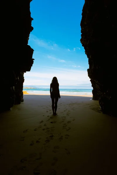 自然の洞窟やアーチから大西洋を見る女性のシルエット 大聖堂のビーチ ガリツィア スペイン — ストック写真