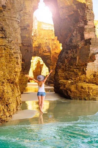 Mujer Con Los Brazos Levantados Visitando Arcos Roca Natural Playa — Foto de Stock