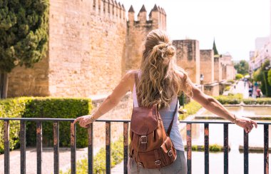 Cordoba şehrini ziyaret eden kadın turist Endülüs, İspanya