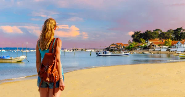 Touristin Beim Sonnenuntergang Strand Der Küste Der Bucht Von Arcachon — Stockfoto