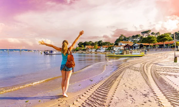 Счастливая Женщина Наслаждается Красивым Закатом Пляже Побережье Залива Аркашон Франции — стоковое фото