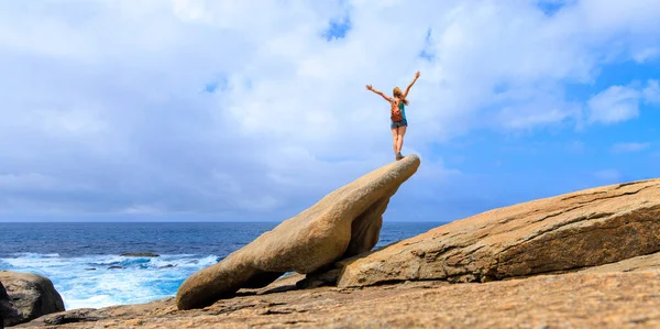 Mujer Feliz Con Los Brazos Levantados Pico Roca Disfrutando Vista —  Fotos de Stock