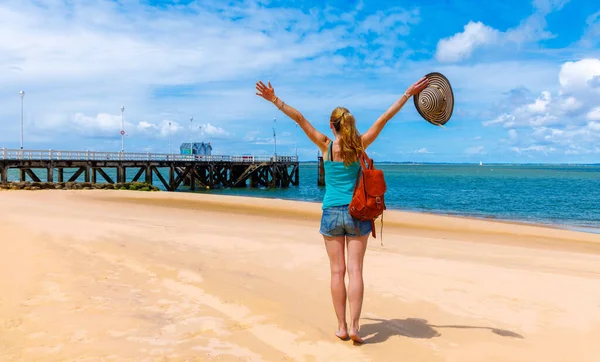 Mulher Feliz Com Braços Levantados Praia Arcachon França — Fotografia de Stock