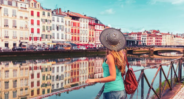 Viajante Mulher França Bayonne Cidade País Basco Nouvelle Aquitaine — Fotografia de Stock