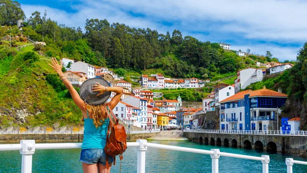 Touristin Genießt Schönes Fischerdorf Asturien Cudillero Spanien — Stockfoto
