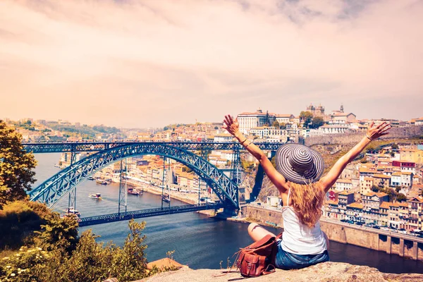 腕を持つ旅行者の女性は 有名な橋でポルト市 旧市街とドゥオーロ川のパノラマビューを楽しんで育ちました ポルトガル — ストック写真