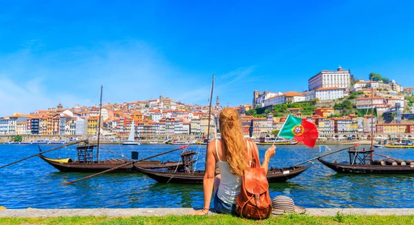 Reisende Frau Mit Portugiesischer Flagge Porto Mit Blick Auf Die — Stockfoto