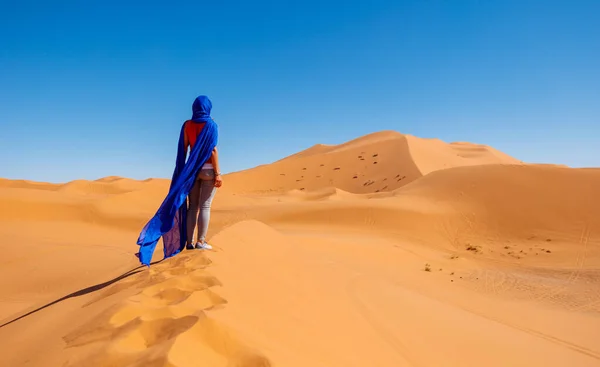 Zadní Pohled Ženu Vlnící Modré Turban Poušti Sahara Poušť Maroku — Stock fotografie