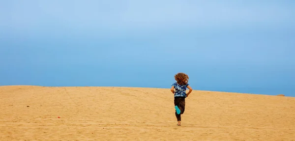 砂丘地帯を走る少年 サハラ砂漠 — ストック写真