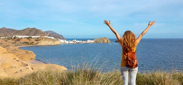 Mutlu Kadın Turist Spanya Isleta Almerya Daki Akdeniz Manzarasının Tadını — Stok fotoğraf