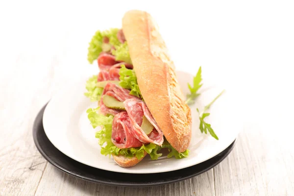 サンドイッチ レタスとサラミとバゲット — ストック写真