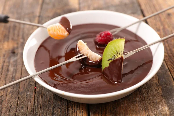 チョコレートソースとフレッシュフルーツ — ストック写真