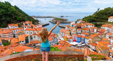 Asturias 'taki Cudillero köyü ve silahlı kadın turist