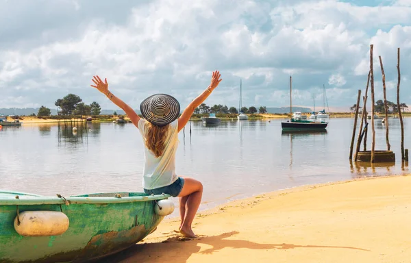 Wisatawan Wanita Dengan Tangan Terangkat Pantai Garis Pantai Arcachon Pelabuhan — Stok Foto
