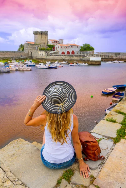 Vrouwelijke Toerist Ciboure Socoa Fort Saint Jean Luz Toerisme Frankrijk — Stockfoto