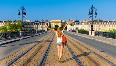 Fransa 'da Bordeaux şehrini ziyaret eden mutlu kadın turist. Yeni Aquitaine.