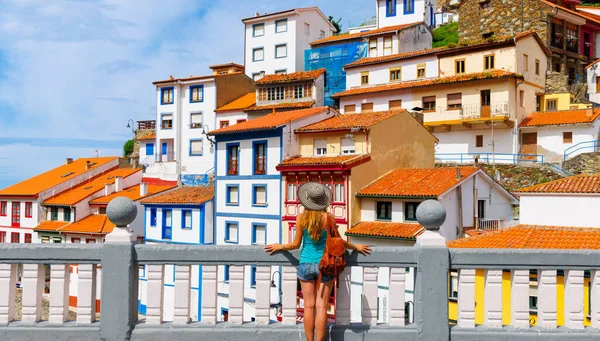 Reisenden Frau Genießen Blick Auf Typische Farbige Haus Spanien Asturien — Stockfoto