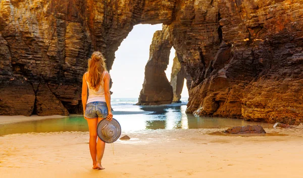Turista Mujer Disfrutando Arcos Roca Natural Playa Catedrales Marea Baja — Foto de Stock
