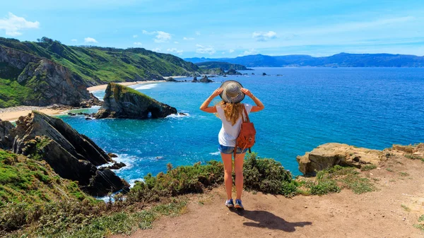 Vrouw Met Panoramisch Uitzicht Kust Van Galicië Atlantische Oceaan Spanje — Stockfoto