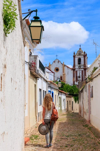 Жіночий Турист Гуляє Вулицями Сильвії Португалія — стокове фото