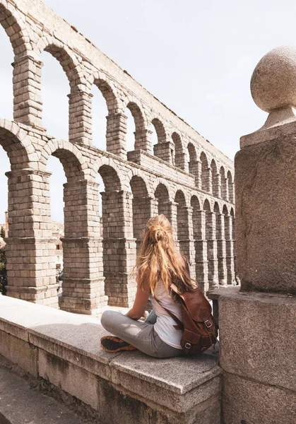 Reiseleiterin Betrachtet Römisches Aquädukt Auf Plaza Del Azoguejo Tourismus Spanien — Stockfoto