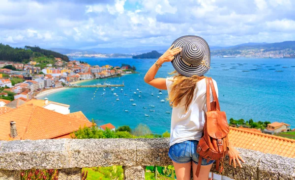 ガリツィアの海岸 スペインの観光 村や大西洋を見て帽子と長い髪の女性 — ストック写真