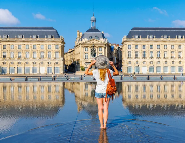 法国女游客 波尔多市水镜广场 — 图库照片