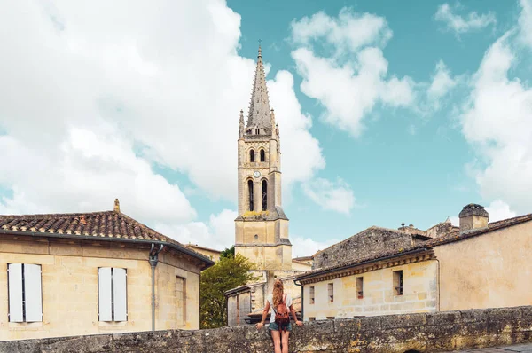 Aziz Emilion Şehrine Bakan Kadın Turist Fransa Bordeaux Bölgesi — Stok fotoğraf