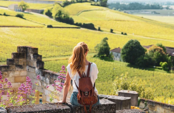 Жінка Дивиться Зелений Виноградник Бордо Франція — стокове фото