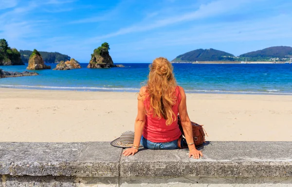 Mulher Sentada Desfrutando Vista Panorâmica Praia Formação Rochosa Espanha — Fotografia de Stock