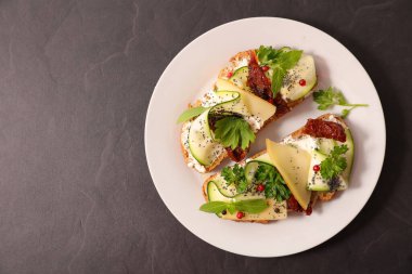 Tost, ekmek tostu, krem peynirli kanepe, kabak ve otlu kurutulmuş domates.