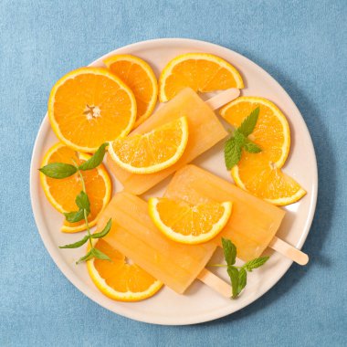 Ev yapımı portakallı dondurma. Yazın serinletici dondurma.