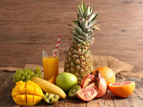 Suco Frutas Frescas Com Frutas Verão — Fotografia de Stock