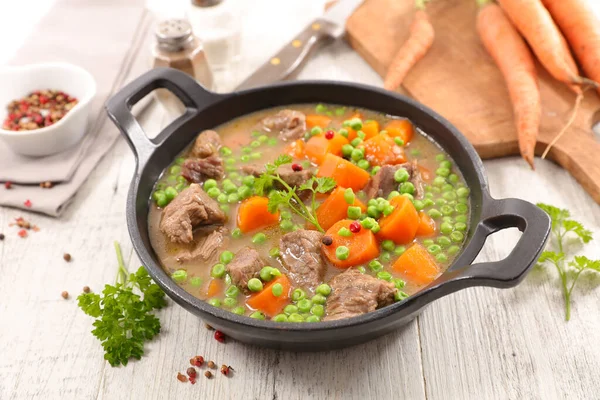 Havuçlu ve bezelyeli biftek güveci.