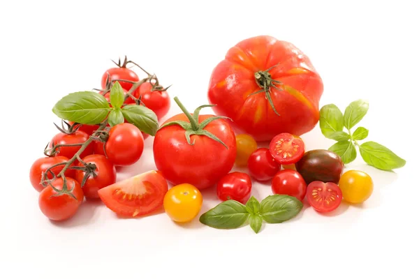 Erilaiset Värikkäät Tomaatit Basilika Eristetty Valkoisella Pohjalla — kuvapankkivalokuva
