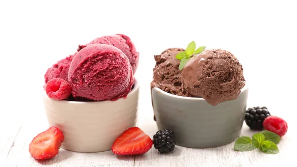 在碗里放草莓冰淇淋 在碗里放巧克力冰淇淋 — 图库照片